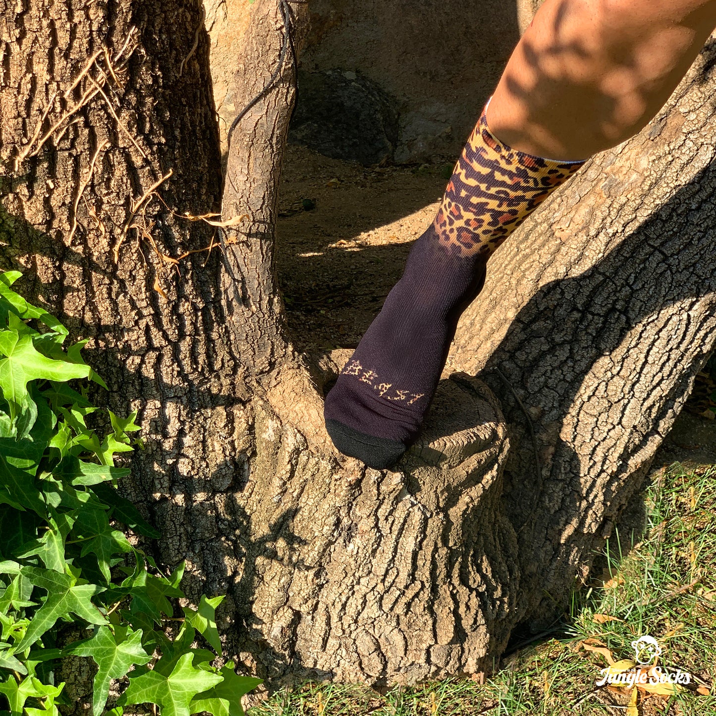 Hombre corredor con calcetines JungleSocks Beast Mode y diseño animal print de Leopardo