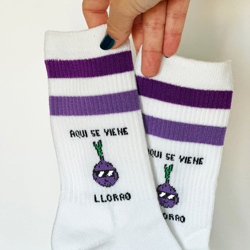 Weiße Baumwollsocken mit lila Streifen, nahtloses technisches Design und lustiger Druck.