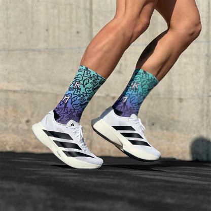 Calcetines técnicos de running con diseño gráfico colorido, degradado azul a morado, sin costuras, ideales para maratón.