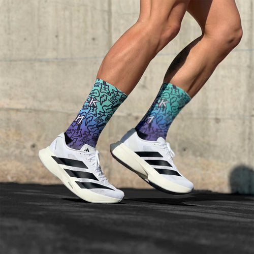 Technische Laufsocken mit buntem Grafikdesign, Farbverlauf von Blau zu Lila, nahtlos, ideal für Marathons.