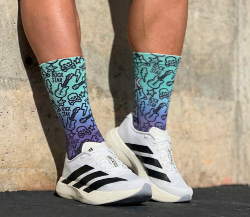 Technische Laufstrümpfe von Rock & Run mit rockigem, grün-lila Farbverlauf und nahtlosem Design.