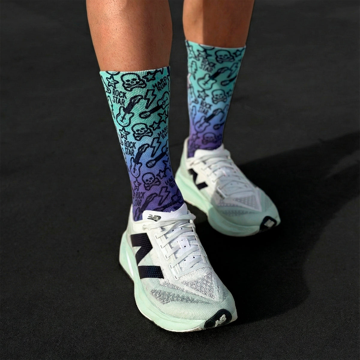 Technische und nahtlose Socken Rock & Run, blau-lila Farbverlauf mit Gitarren- und Totenkopf-Design.