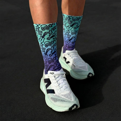Technische und nahtlose Socken Rock & Run, blau-lila Farbverlauf mit Gitarren- und Totenkopf-Design.