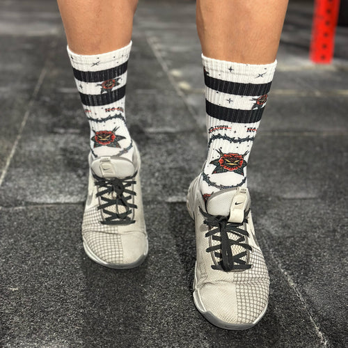 Technische Crossfit-Socken, urbanes Design mit Rosen und Schwarz; nahtloses Design für das Training.
