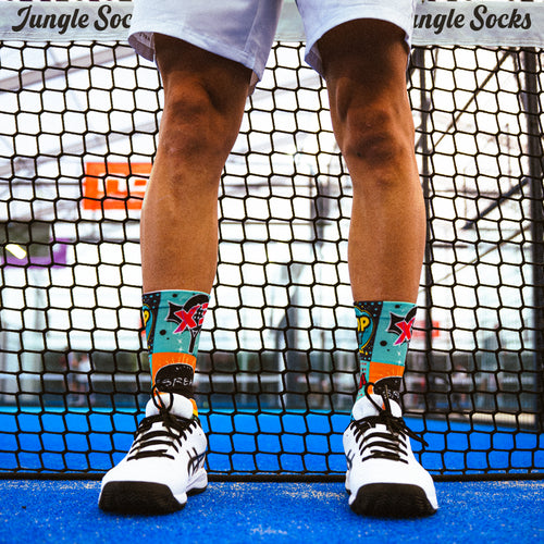 Technische Padel-Socken 'Padel Comics': farbenfrohes Comic-Design, nahtlos für besseren Halt und Bremsen.