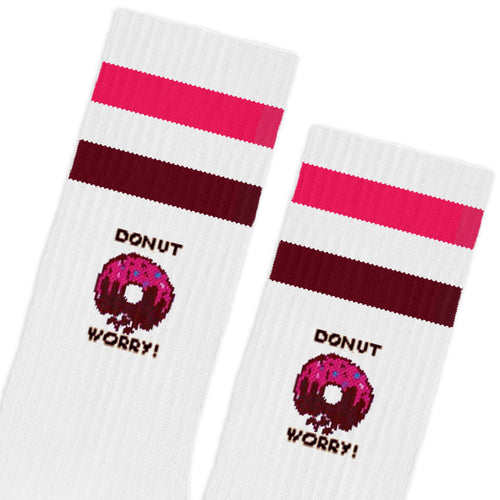 Weiße Baumwollsocken 'Donut Worry' mit roten Streifen und Donut-Design, lässig und technisch.