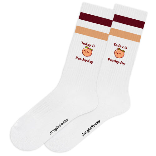 Weiße Baumwollsocken mit Pfirsichdesign und dem Text "Today is peachy day", nahtlos.