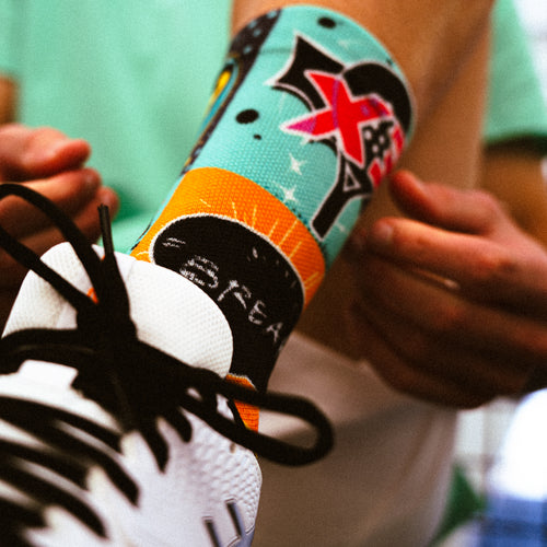 Technische Padel-Socken, farbenfrohes Comic-Design, nahtlos. Ideal für Grip und Stopps.