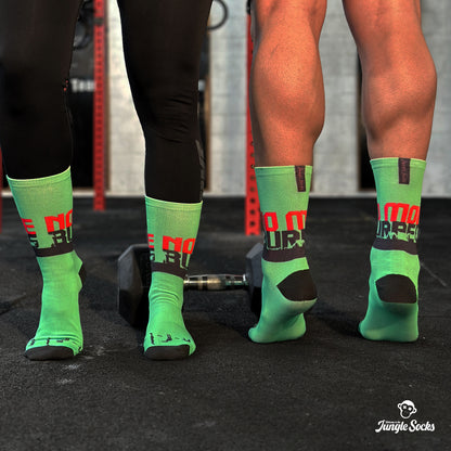 Chico y Chica entrenando en box de crossfit con calcetines JungleSocks de color verde con frase No More Burpees