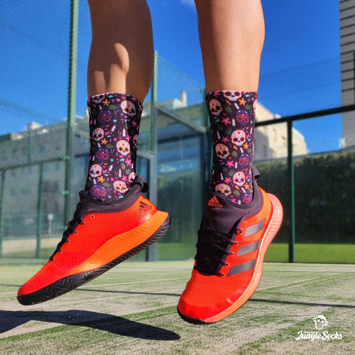 Nahtlose technische Crossfit-Socken mit buntem Totenkopf-Muster auf dunklem Hintergrund.