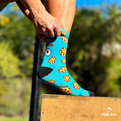 ALT: Technische Crossfit-Socken in Blau mit Keksdruck, nahtloses Monsterdesign.