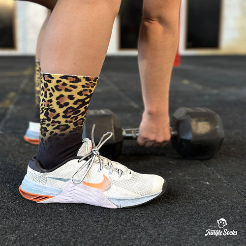 Nahtlose technische Crossfit-Socken mit Leopardenmuster und dunklem Hintergrund, Widerstandsfähigkeit und Schutz.