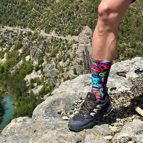 Technische Crossfit-Socken, Design mit bunten und psychedelischen Gesichtern, nahtlos, Fokus auf Schutz.