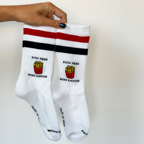 Casual Baumwollsocken mit Pommes Frites Muster und Text. Technisches und nahtloses Design.