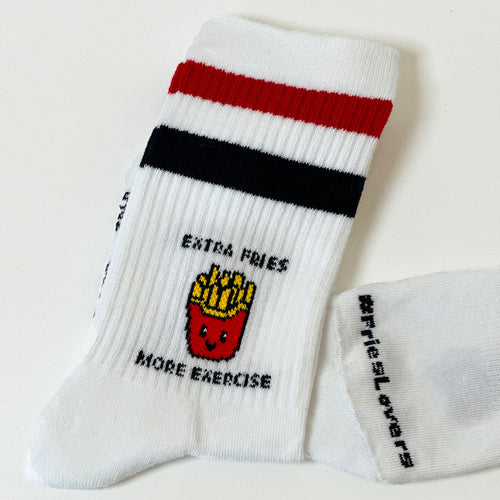 Weiße Baumwollsocken mit roten und schwarzen Streifen, Motiv von Pommes Frites. Technisches und nahtloses Casual-Design.