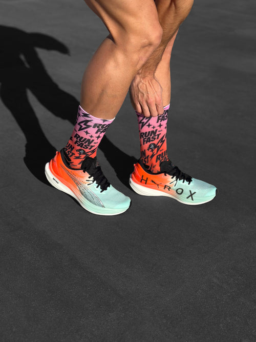 Technische und nahtlose Run Fast Socken, rosa-orange Farbverlauf, ideal für Marathon und Asphalt.