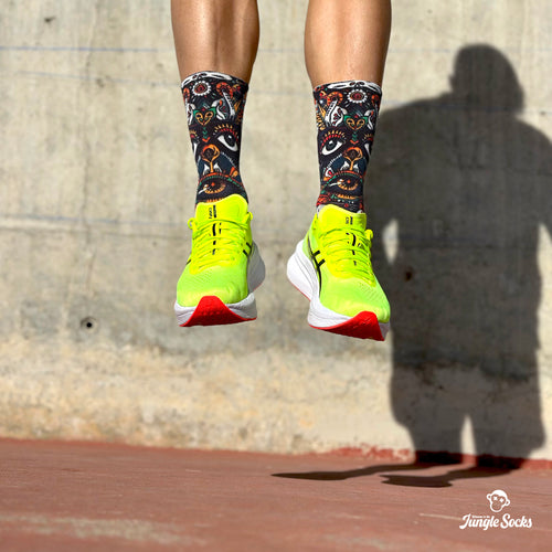 Technische Laufstrümpfe, buntes Totenkopfdesign, nahtlos, ideal für Asphaltmarathons.