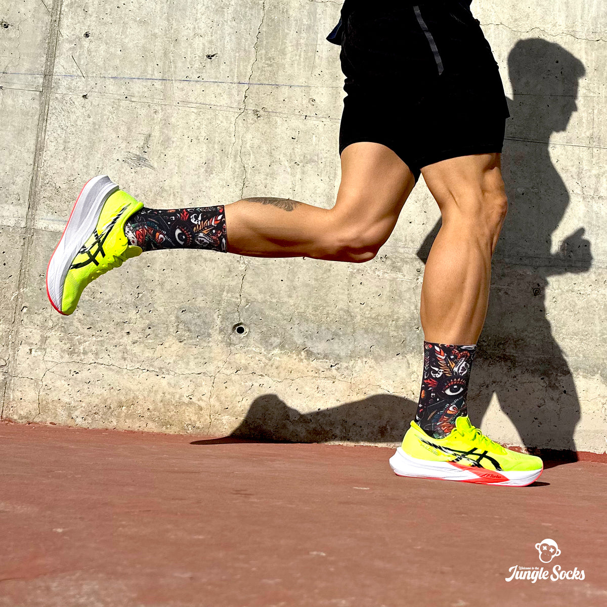 Technische Marathon-Laufsocken, bunte Totenkopfdesigns, schwarz, nahtlos für mehr Komfort.