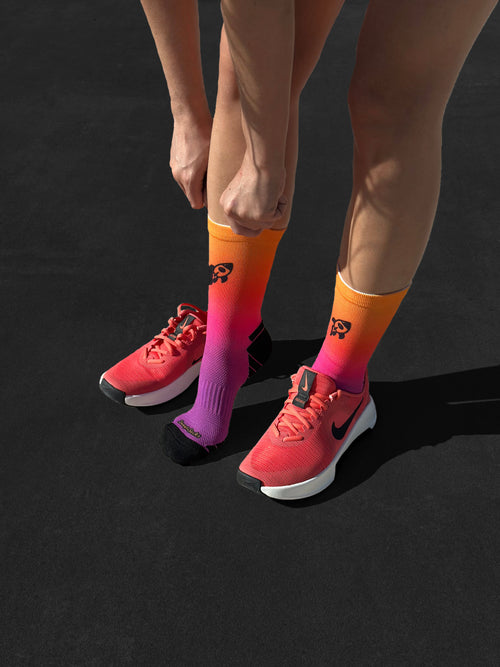Nahtlose technische Laufsocken, Farbverlauf in Orange und Rosa, ideal für Marathons.