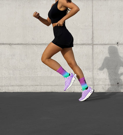 Nahtlose lila-grüne Gradient-Technik-Socken für Running und Marathon.