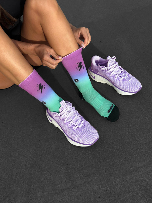 Technische Laufsocken, rosa-grünes Farbverlaufdesign, nahtlos, ideal für Asphaltmarathons.