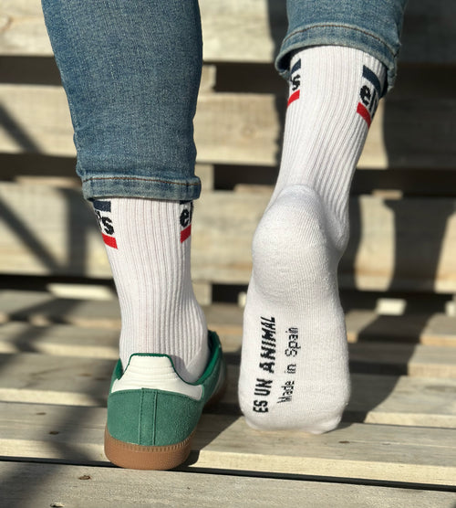 Casual Baumwollsocken, weiß mit schwarzen und roten Buchstaben, technisches Design und nahtlos.