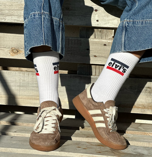 Casual Baumwollsocken 'Elvis': technisches Design in Weiß mit schwarzem und rotem Logo, nahtlos.