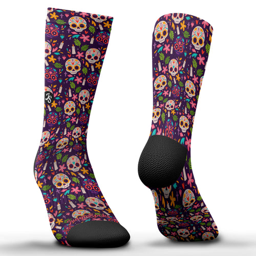Technische Crossfit-Socken mit buntem Totenkopfdesign, lila Hintergrund, nahtlos, strapazierfähig.