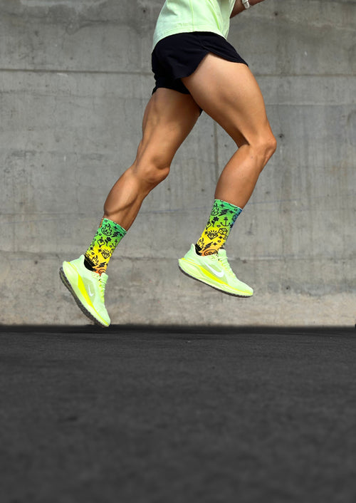 Technische, nahtlose Laufsocken, farbenfrohes Design von Grün zu Gelb.