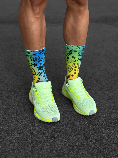 Technische Laufsocken, farbenfrohes Design mit grafischem Druck, ideal für Marathon und Asphalt, nahtlos.