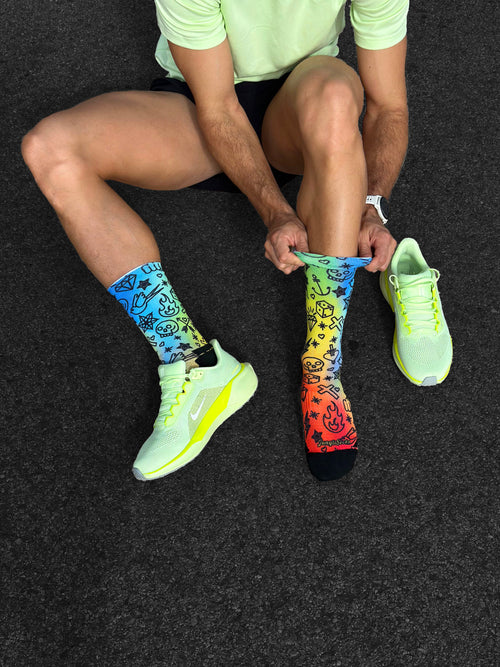 Nahtlose technische Socken für das Laufen, farbenfrohes Design mit lustigen Mustern, ideal für Marathons.