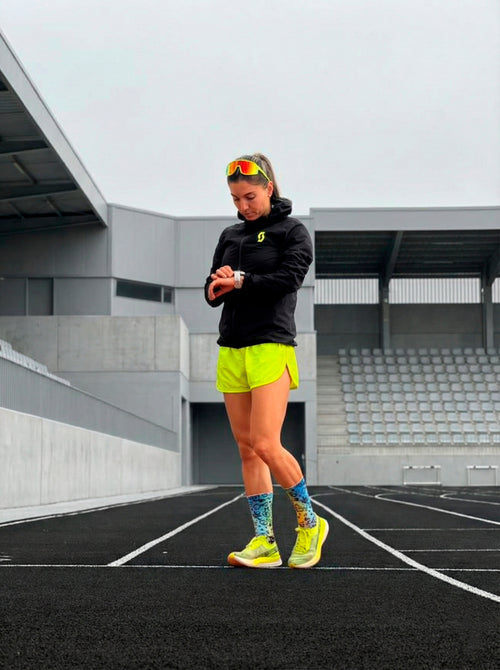 Technische Laufsocken 'Calipo', leuchtendes Blau, nahtlos, perfekt für Asphaltmarathons.