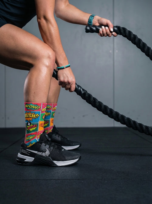 Mädchen macht Crossfit mit auffälligen Comic-Socken