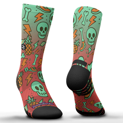 Technische Laufstrümpfe mit Totenkopf- und Blitzmuster in Grün und Koralle, nahtloses Design.