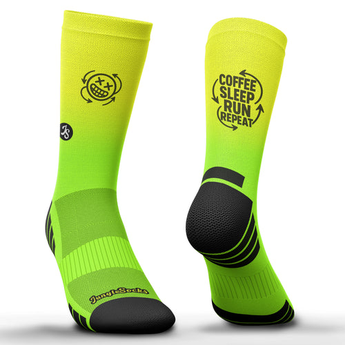 Nahtlose technische Laufsocken, neon-grün und schwarz, ideal für Marathon auf Asphalt.