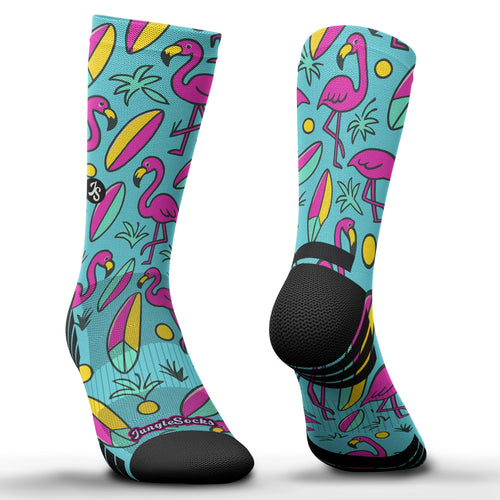 Technische Laufsocken, Design mit rosa Flamingos und grünen Blättern, Himmelblauer Hintergrund, nahtlos.
