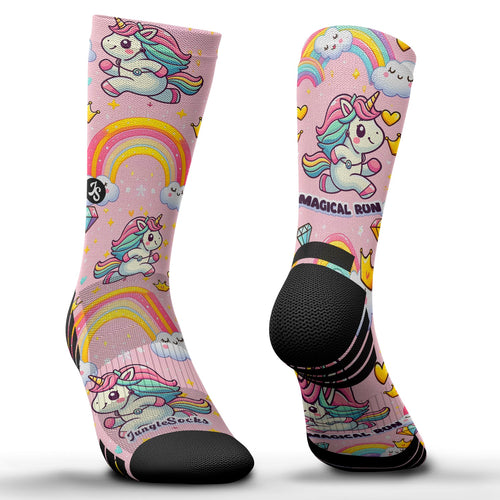 Technische Laufstrümpfe, rosa Design mit Einhörnern und Regenbögen, nahtlos für Marathon und Asphalt.