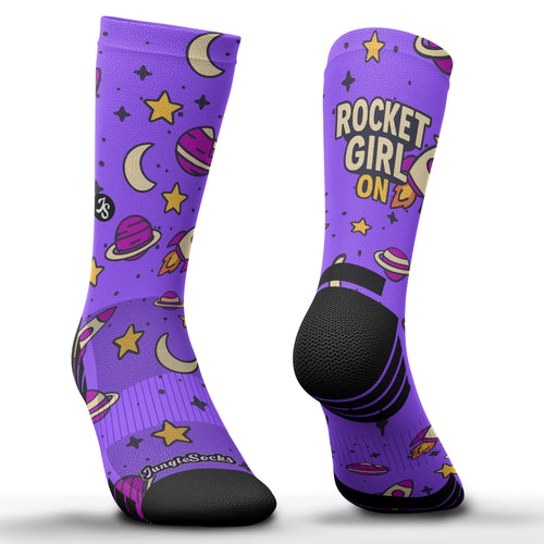 Lila technische Laufsocken mit spacigem Design, Planeten und Sternen, nahtlos.