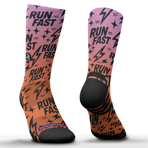 Nahtlose technische Socken, orange-rosa Farbverlauf mit Blitzen und dem Text „Run Fast“, ideal für Marathons.