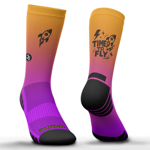 Technische Marathon-Laufsocken, orange-violett verlaufendes Design mit Rakete. Nahtlos.