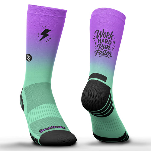 Nahtlose technische Laufsocken, lila-grünes Farbverlaufdesign, ideal für Marathon und Asphalt.