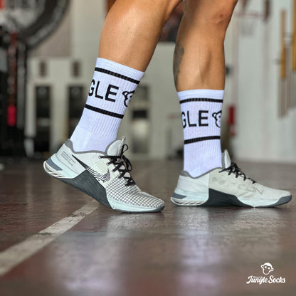 Deportista caminando en el gimnasio con calcetines de algodon JungleSocks en color blanco