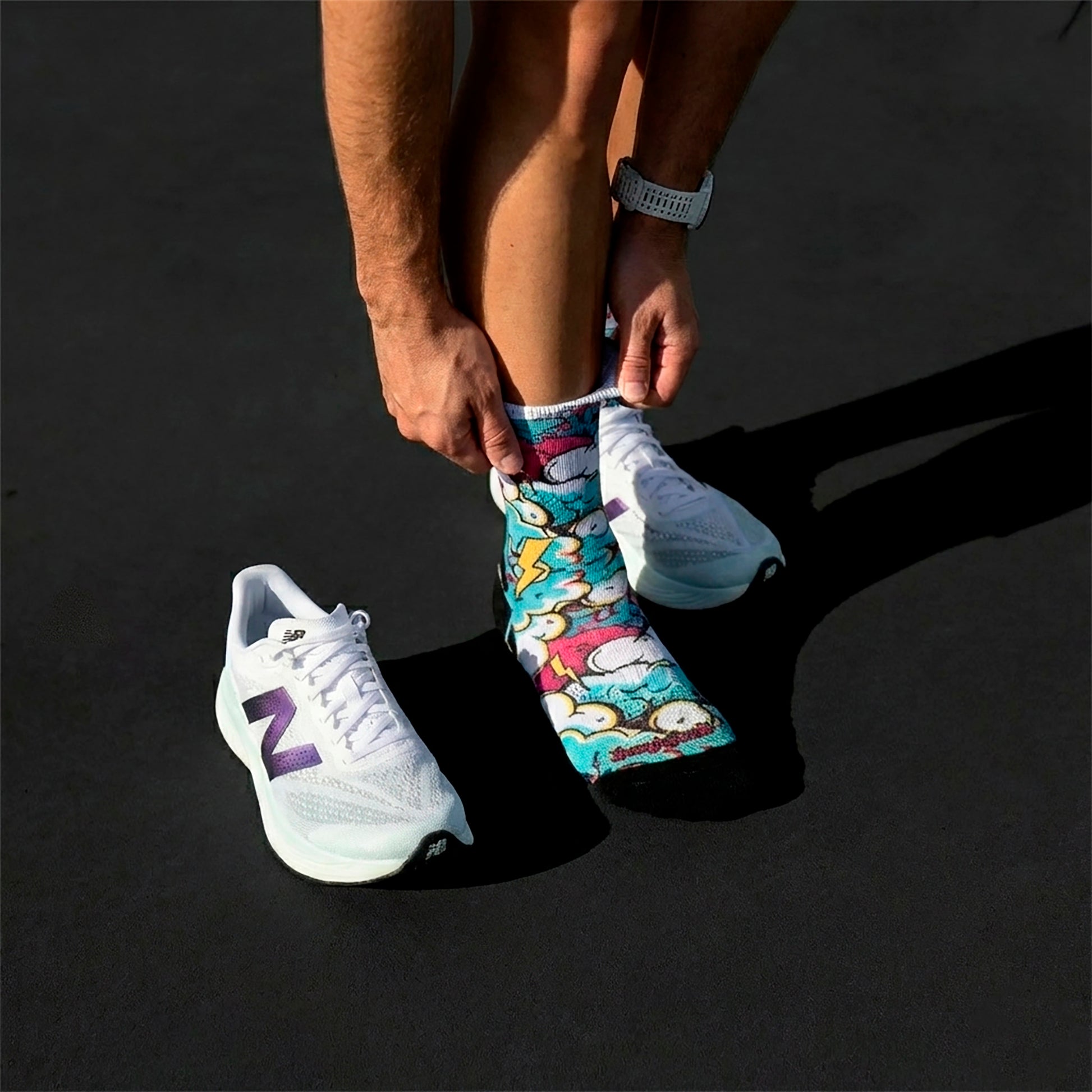 Calcetines técnicos de running con estampado colorido y diseño sin costuras, ideales para maratón y asfalto.