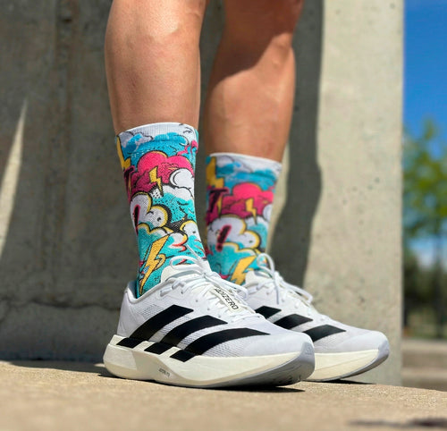 Technische Laufstrümpfe von Just Run, farbenfrohes Design mit Wolken und Blitzen. Nahtlos, ideal für Marathons.