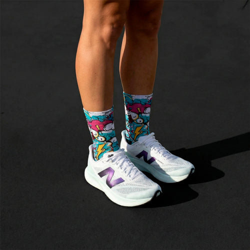 Technische Laufsocken 'Just Run', bunt bedruckt, nahtloses Design ideal für Marathon und Asphalt.