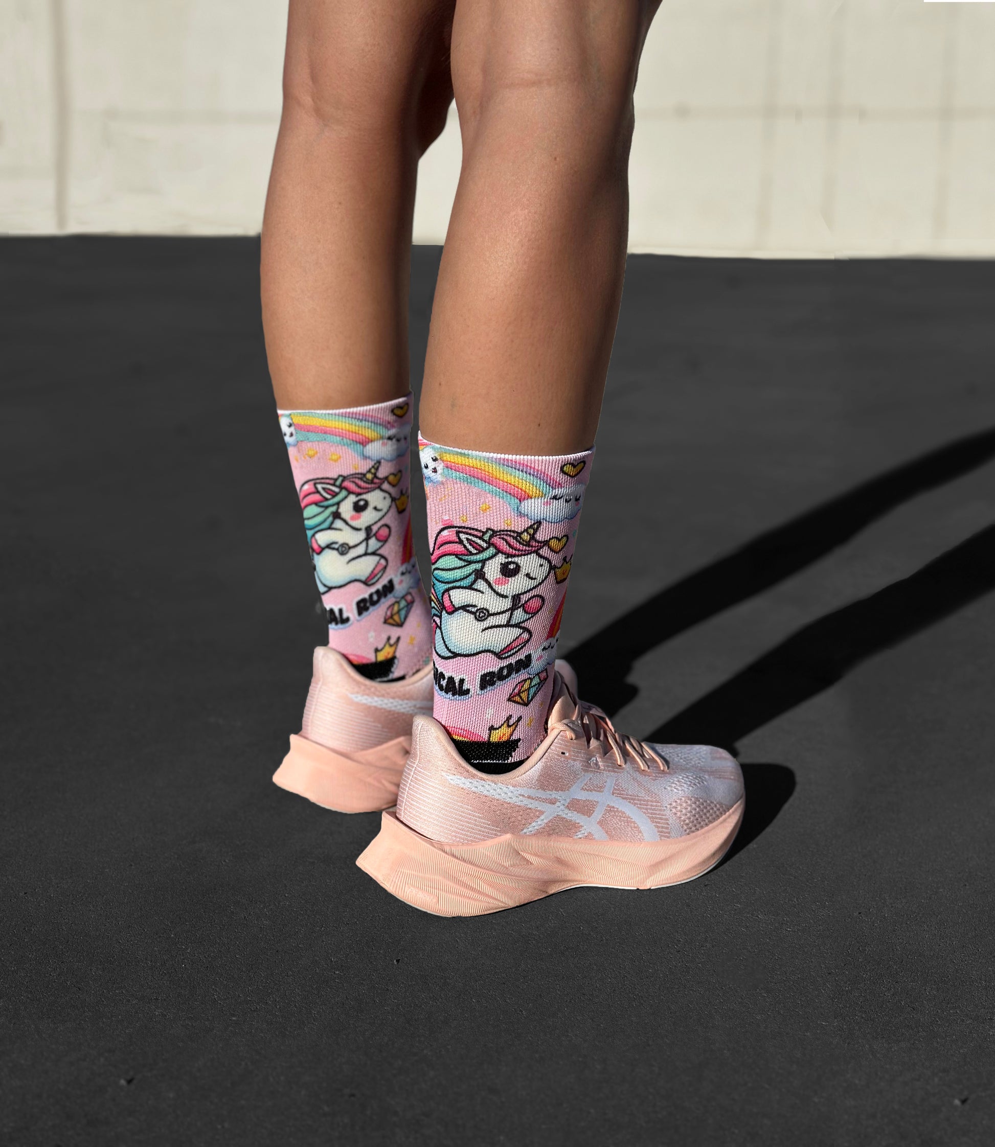 Calcetines técnicos de running Magic Run con diseño unicornio, arcoíris, en tonos pastel, sin costuras.