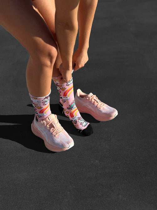 Technische Laufstrümpfe 'Magic Run' mit buntem Regenbogenmuster, nahtloses Design.