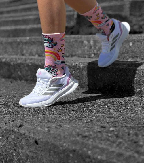 Technische Lauf-Socken Magic Run, Regenbogen- und Einhorn-Design, nahtlos, ideal für Marathons.