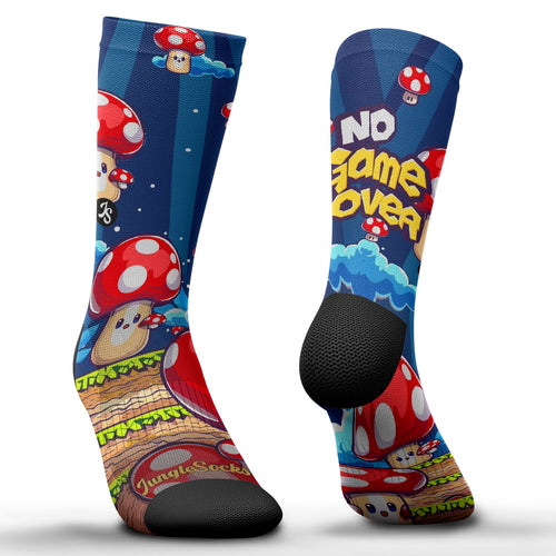 Nahtlose technische Crossfit-Socken No Game Over, Pilzdesign und Text in Blau und Rot.