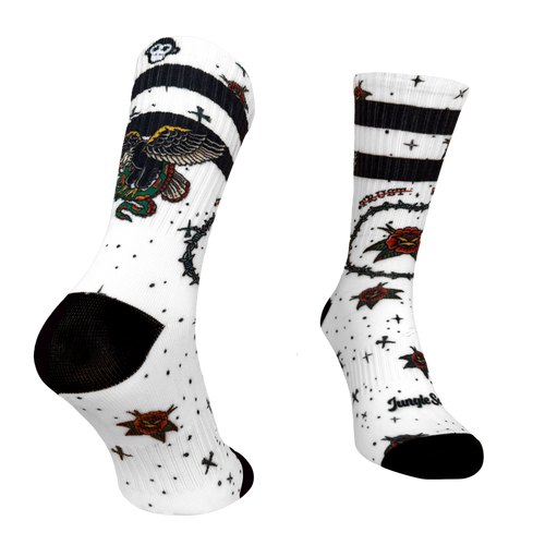 Technische Crossfit-Socken 'No Trust Street' mit Rosendesign, Totenköpfen, weißem Hintergrund und urbanen Details.